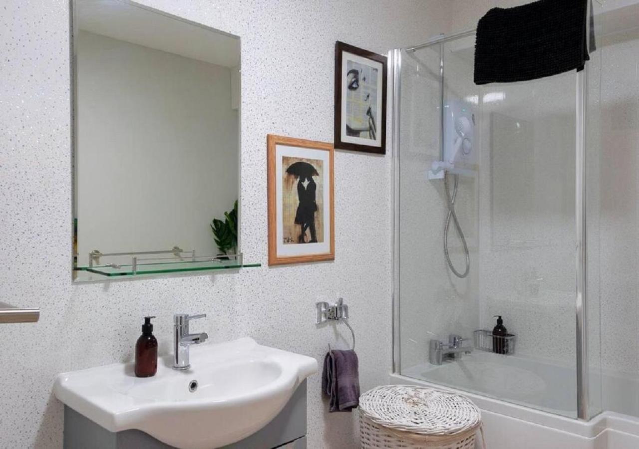 Pelican-Stylish 2-Bed Apartment Close To Beach & Town สการ์โบโรห์ ภายนอก รูปภาพ