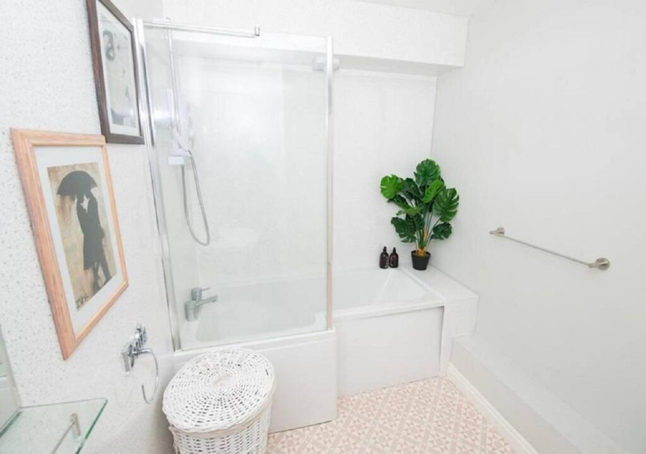 Pelican-Stylish 2-Bed Apartment Close To Beach & Town สการ์โบโรห์ ภายนอก รูปภาพ